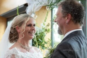 Bruiloft bij de Pollepleats in Westhem; intiem, liefdevol en luchtig trouwen