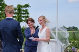 De bruid leest haar geloften voor; buiten trouwen bij de Pollepleats in Westhem Friesland