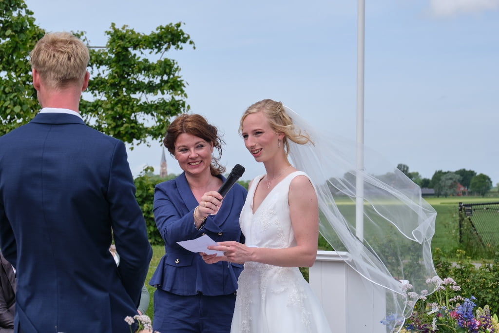 De bruid leest haar geloften voor; buiten trouwen bij de Pollepleats in Westhem Friesland