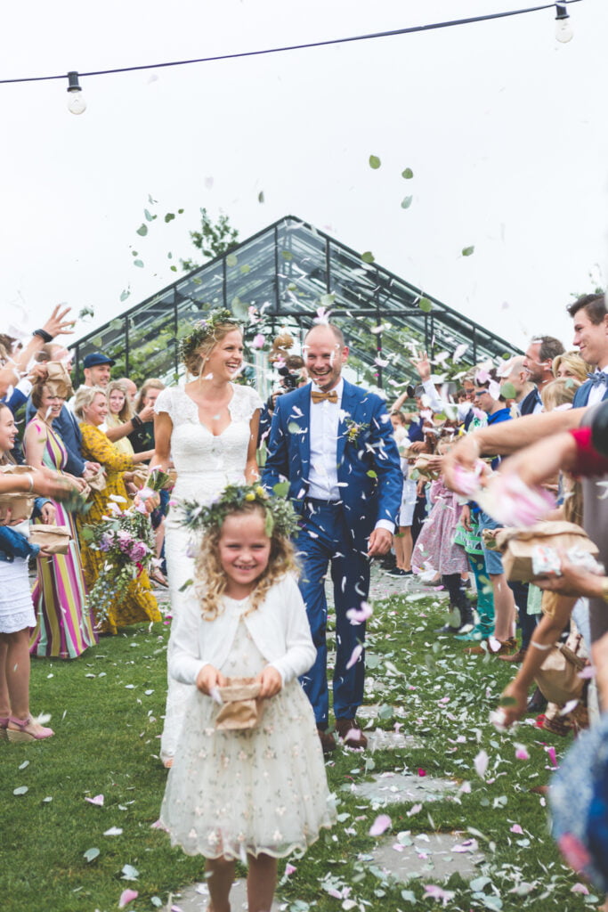 Origineel trouwen in Almere; het bruidspaar wordt feestelijk toegejuicht door hun dierbaren. 