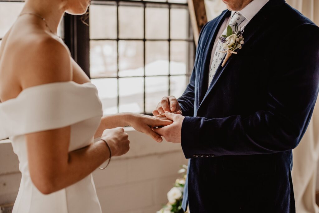 Wat is de inhoud van de ceremonie bij een huwelijk?