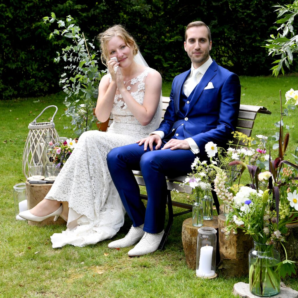 it flinkeboskje trouwen in de tuin in hemelum bruidstranen