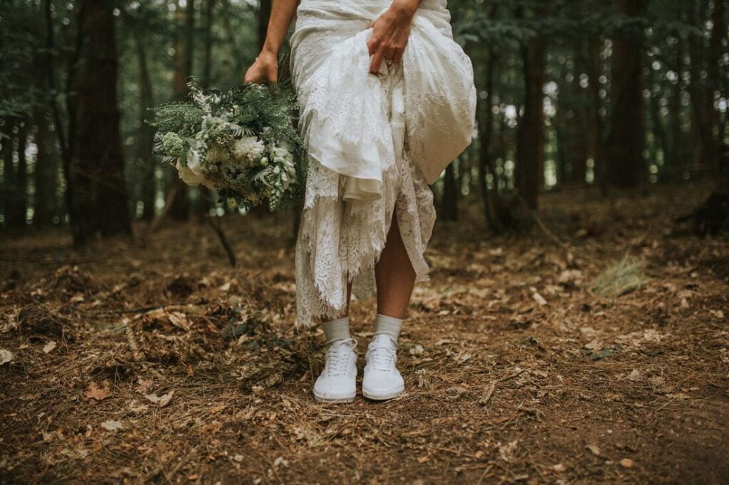 trouwen-op-zondag-bruid-met-sneakers-in-het-bos